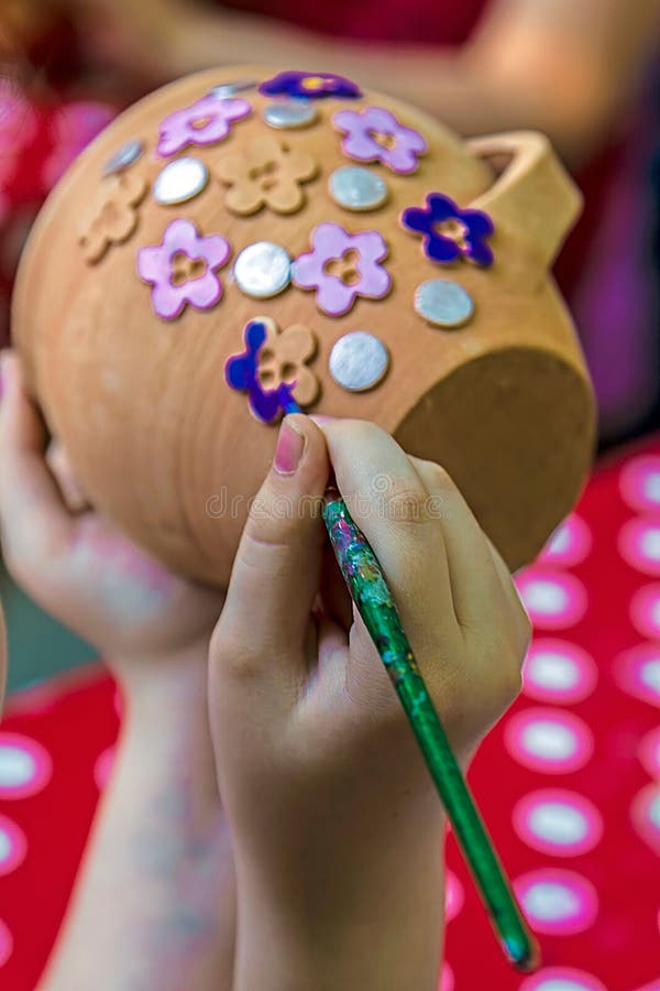 Niños que pintan la cerámica 14 imagen de archivo Niños que pintan la cerámica 14 imagen de archivo