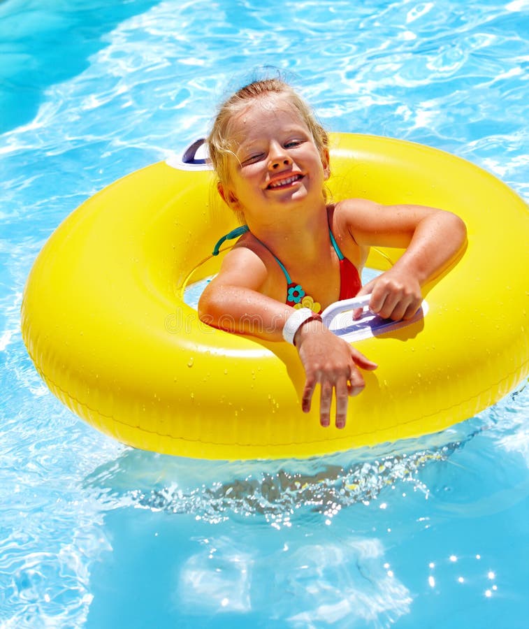 Niños que se sientan en el anillo inflable. imagen de archivo libre de regalías Niños que se sientan en el anillo inflable. imagen de archivo libre de regalías