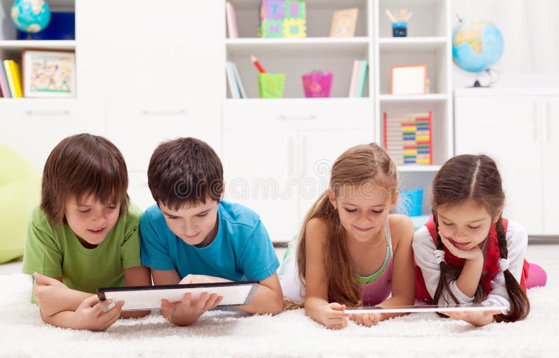 Niños usando los ordenadores de la tableta Niños usando los ordenadores de la tableta