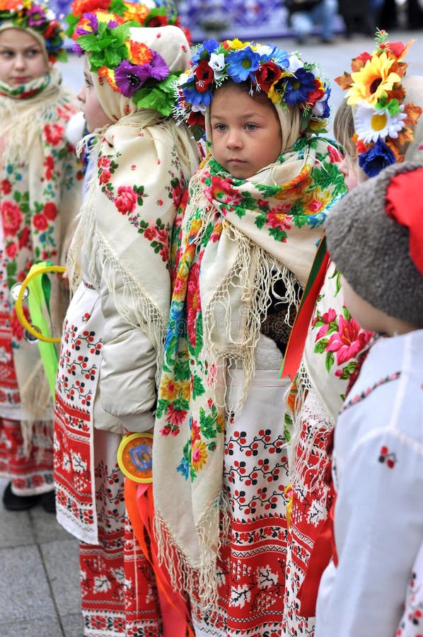 Niños vestidos con ropa tradicional ucraniana participaron en el festival navideño de la ciudad fotos de archivo libres de regalías Niños vestidos con ropa tradicional ucraniana participaron en el festival navideño de la ciudad fotos de archivo libres de regalías