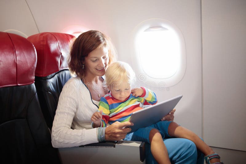 Niños volando en avión. vuelo con niños imagenes de archivo