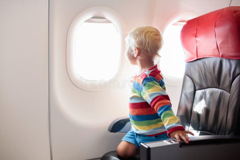 Niños volando en avión. vuelo con niños foto de archivo