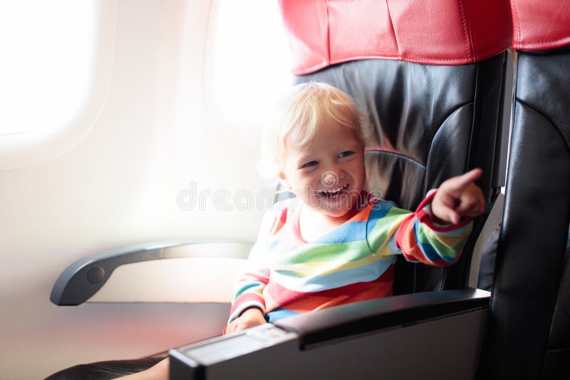Niños volando en avión. vuelo con niños foto de archivo libre de regalías