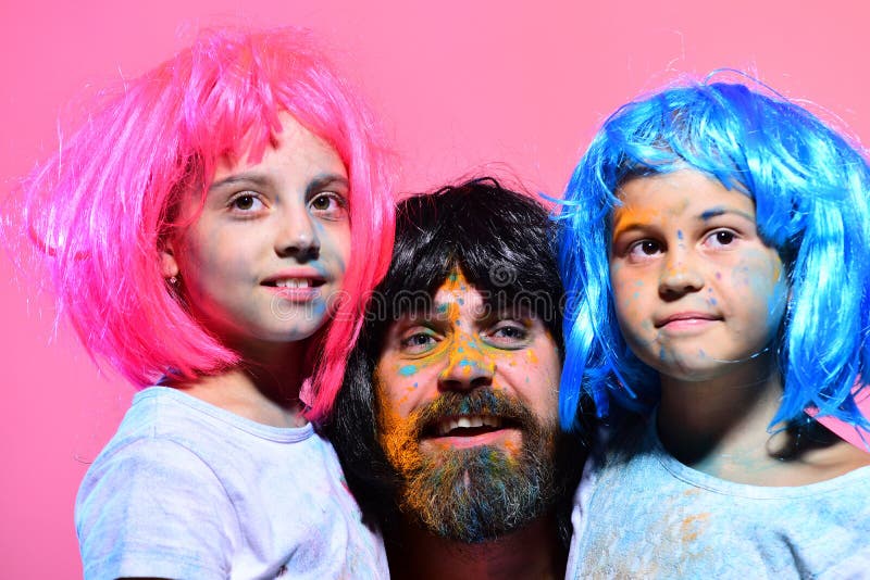 Niños y pelucas barbudas del desgaste de hombre Concepto de la diversión y del día de fiesta foto de archivo libre de regalías Niños y pelucas barbudas del desgaste de hombre Concepto de la diversión y del día de fiesta foto de archivo libre de regalías