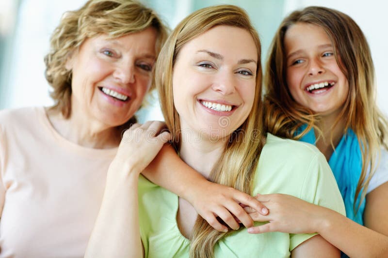 Njuta av lyckligt barn och mor med mormor för familjegenerationer med omsorgsfull kärlek och bindning tillsammans. ansikte royaltyfria bilder
