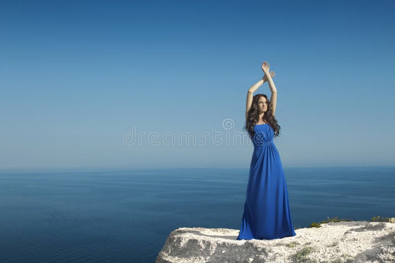 njutning Dana den lyckliga härliga kvinnan med klänningen över blått sk