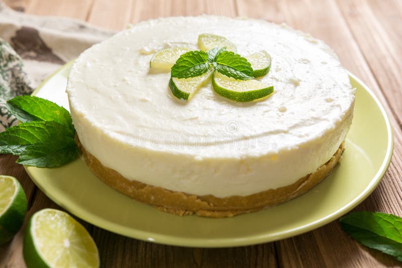 No-bake cheesecake with lime, mascarpone, whipped cream and mint