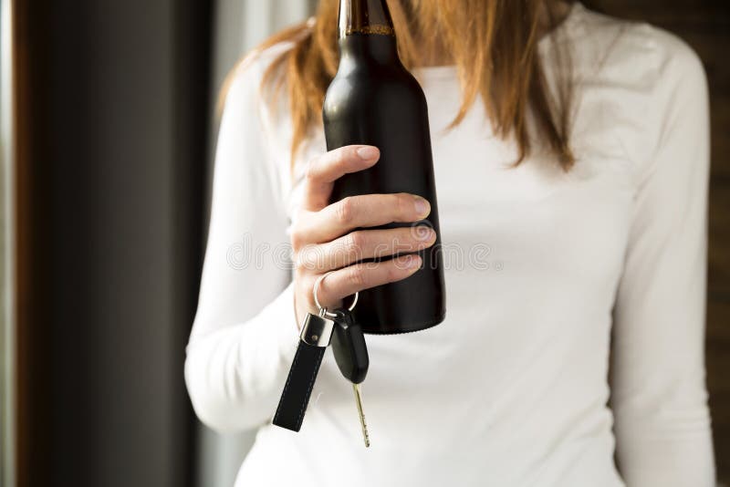 No beba y no conduzca el concepto Mujer que sostiene la botella de cerveza y imágenes de archivo libres de regalías No beba y no conduzca el concepto Mujer que sostiene la botella de cerveza y imágenes de archivo libres de regalías
