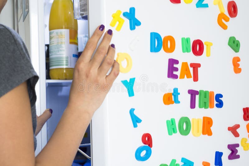 No coma en este momento el mensaje en el refrigerador blanco escrito con las letras magnéticas coloridas, concepto de la dieta fotos de archivo No coma en este momento el mensaje en el refrigerador blanco escrito con las letras magnéticas coloridas, concepto de la dieta fotos de archivo