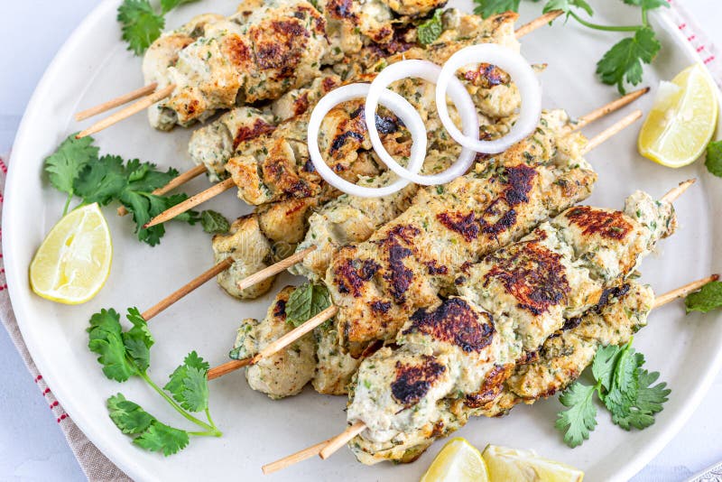 No espeto de Malai Tikka da galinha nos espetos servidos com limão fotos de stock No espeto de Malai Tikka da galinha nos espetos servidos com limão fotos de stock
