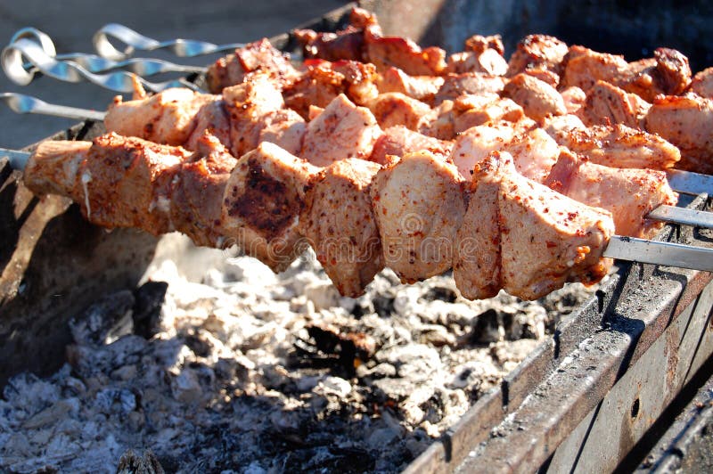 No espeto grelhado que cozinha no espeto do metal Carne Roasted cozinhada no assado Fatias frescas da costeleta da carne da carne fotografia de stock No espeto grelhado que cozinha no espeto do metal Carne Roasted cozinhada no assado Fatias frescas da costeleta da carne da carne fotografia de stock
