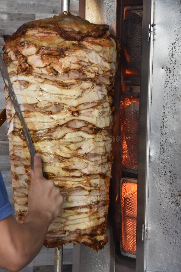 No espeto turco tradicional do doner em um calor, fora fotografia de stock No espeto turco tradicional do doner em um calor, fora fotografia de stock