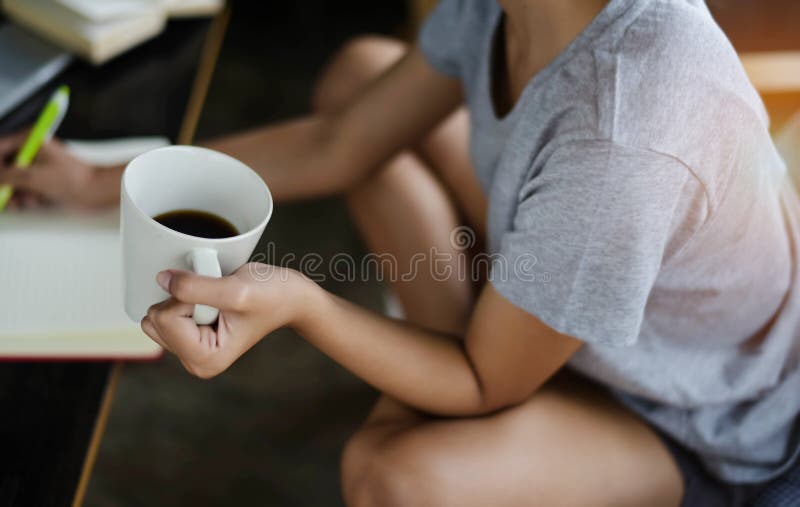 No foco seletivo do copo de café cerâmico com café preto estava guardando pela mão da senhora fotos de stock No foco seletivo do copo de café cerâmico com café preto estava guardando pela mão da senhora fotos de stock