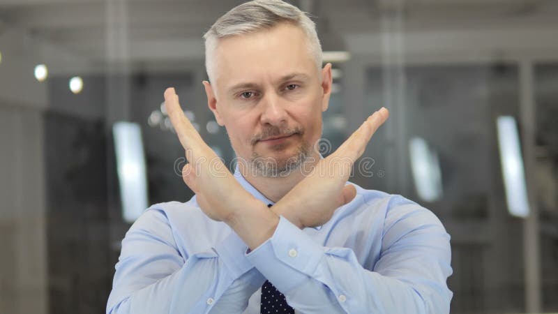 No, Grey Hair Businessman Rejecting Offer agitando el finger