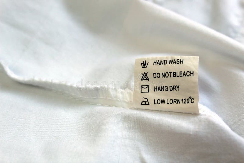 No lado seamy da roupa há uma etiqueta com instruções para o uso