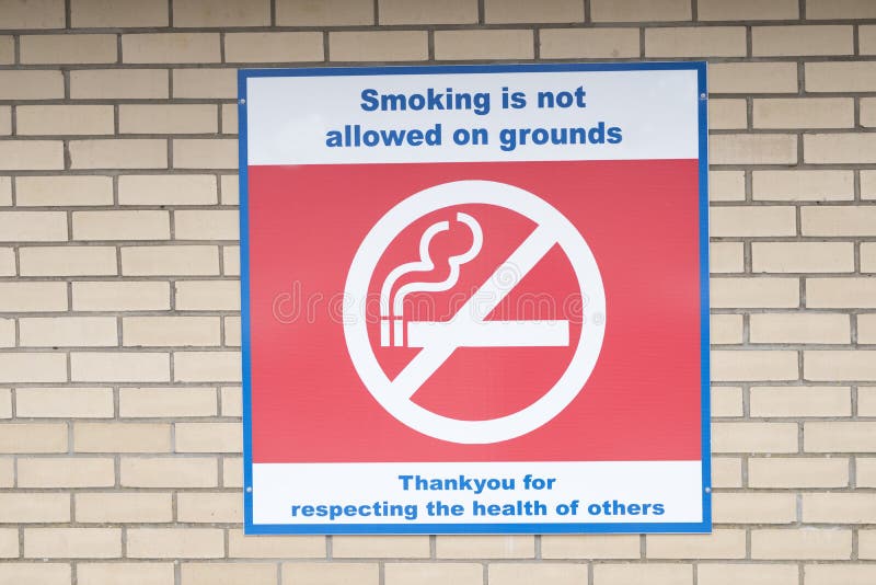 No Smoking On Hospital Grounds Property Sign On Brick Wall stock images No Smoking On Hospital Grounds Property Sign On Brick Wall stock images