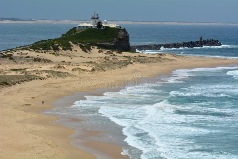 Nobbysstrand en Nobbys-Vuurtoren in Newcastle Nieuw Zuid-Wales Australië royalty-vrije stock foto's Nobbysstrand en Nobbys-Vuurtoren in Newcastle Nieuw Zuid-Wales Australië royalty-vrije stock foto's