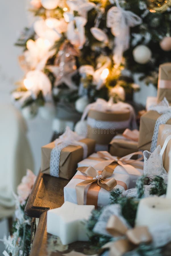 Nobles Weihnachtsstellt sich handgemachter Geschenkkasten mit braunen Bögen dar Selektiver Fokus stockfotos Nobles Weihnachtsstellt sich handgemachter Geschenkkasten mit braunen Bögen dar Selektiver Fokus stockfotos