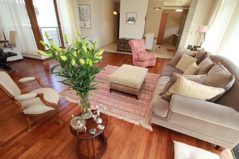 Nobles Wohnzimmer Mit Blumen Stockfoto - Bild von inländisch, nobel