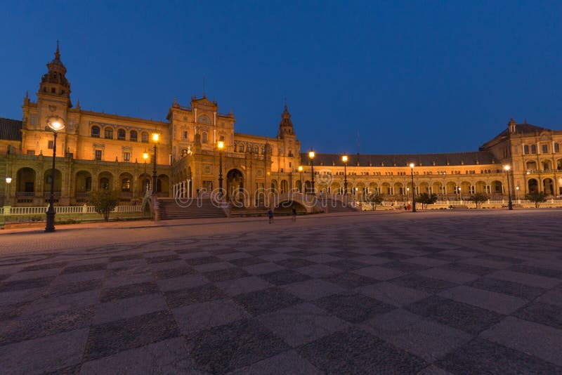 Noc widok Hiszpański kwadratowy Plac De Espana w Seville, Andalusia, Hiszpania zdjęcie stock Noc widok Hiszpański kwadratowy Plac De Espana w Seville, Andalusia, Hiszpania zdjęcie stock