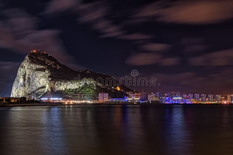Noc widok na Gibraltar skale od Hiszpańskiego grodzkiego Losu Angeles Linea De Los angeles Concepcion zdjęcie royalty free Noc widok na Gibraltar skale od Hiszpańskiego grodzkiego Losu Angeles Linea De Los angeles Concepcion zdjęcie royalty free