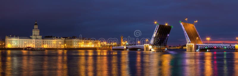 Noc widok na otwartym pałac moscie i Neva rzece fotografia stock Noc widok na otwartym pałac moscie i Neva rzece fotografia stock