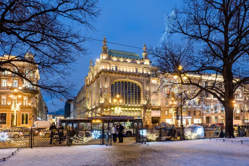 Noc widok Nevsky Prospekt, Eliseyev emporium i bożych narodzeń iluminacja, St Petersburg Rosja zdjęcia royalty free Noc widok Nevsky Prospekt, Eliseyev emporium i bożych narodzeń iluminacja, St Petersburg Rosja zdjęcia royalty free