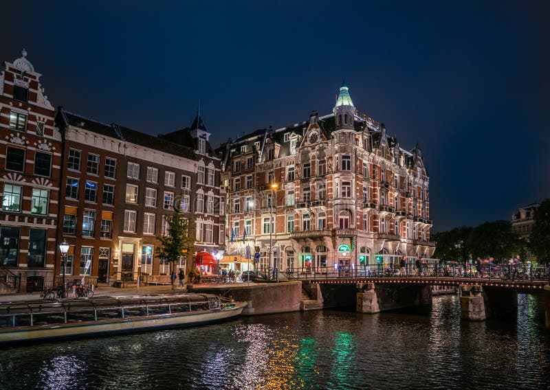 Noc widok pięć l Europa przy kątem Rokin i Amstel rzeka gwiazdowy hotel fotografia stock Noc widok pięć l Europa przy kątem Rokin i Amstel rzeka gwiazdowy hotel fotografia stock