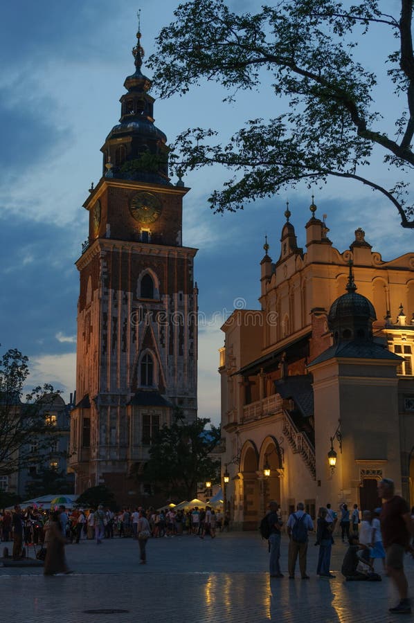 Noc widok Targowy kwadrat w Krakow, Polska St ` s Maryjny kościół w dziejowej części Krakow zdjęcia stock Noc widok Targowy kwadrat w Krakow, Polska St ` s Maryjny kościół w dziejowej części Krakow zdjęcia stock