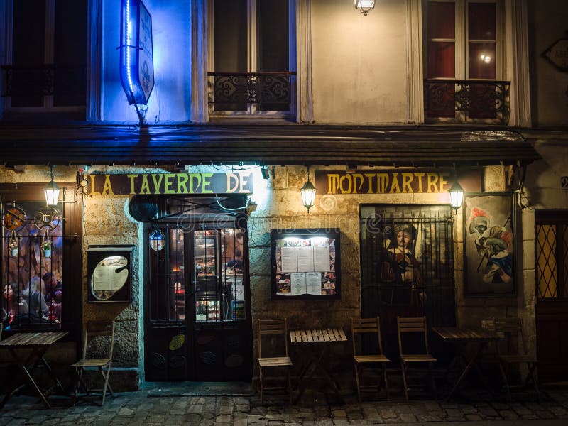 Noc widok typowa restauracja w Montmartre, Paryż obrazy stock Noc widok typowa restauracja w Montmartre, Paryż obrazy stock