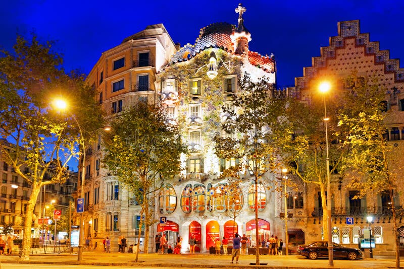 Noc widoku Gaudi domu plenerowy Casa Batlo zdjęcie royalty free Noc widoku Gaudi domu plenerowy Casa Batlo zdjęcie royalty free