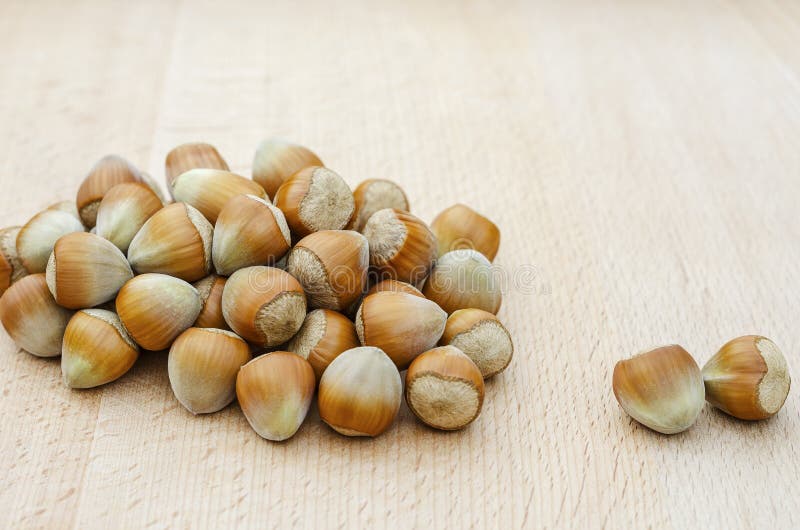 Nocciole mature sparse sulla tabella 4 fotografia stock libera da diritti Nocciole mature sparse sulla tabella 4 fotografia stock libera da diritti