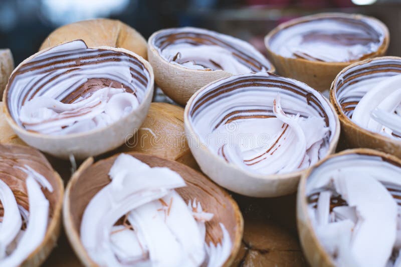 Noce di cocco con polpa sul mercato tailandese immagine stock libera da diritti Noce di cocco con polpa sul mercato tailandese immagine stock libera da diritti
