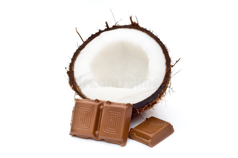 Noce di cocco divisa in due con cioccolato
