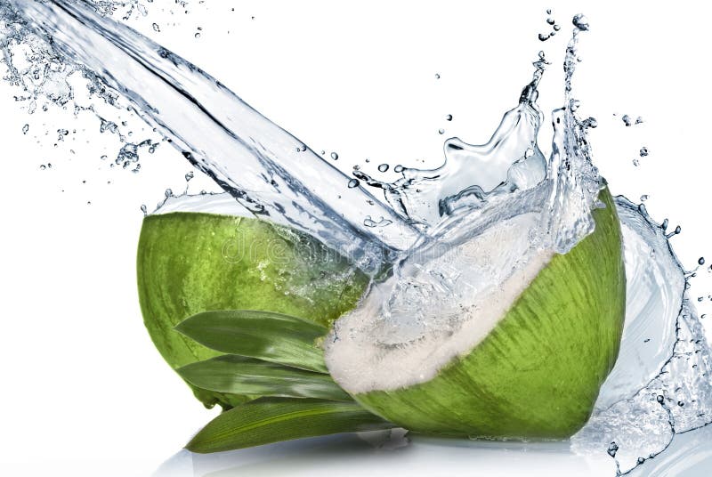 Noce di cocco verde con la spruzzata dell'acqua immagine stock Noce di cocco verde con la spruzzata dell'acqua immagine stock