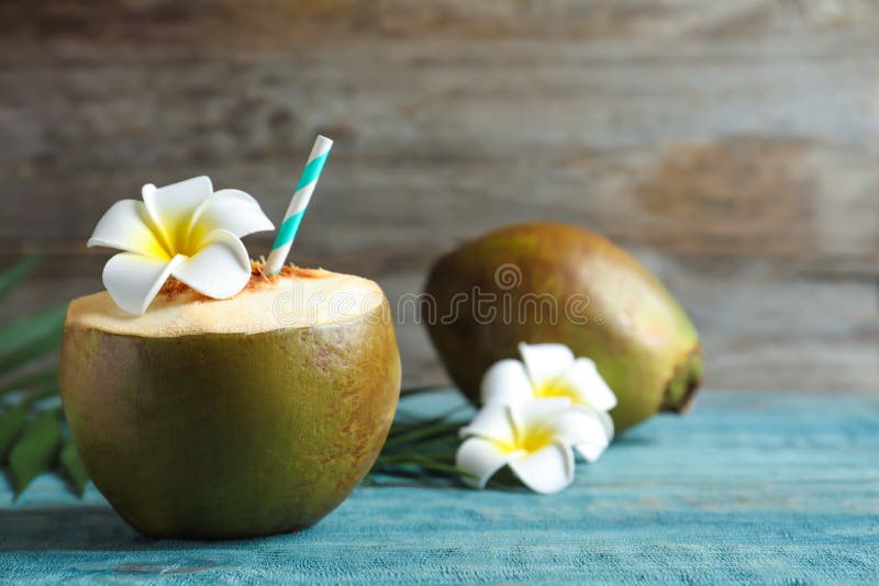 Noce di cocco verde fresca con cannuccia immagini stock libere da diritti