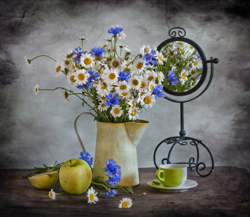 Noch Leben mit camomiles und Corn-flowers stockfoto Noch Leben mit camomiles und Corn-flowers stockfoto