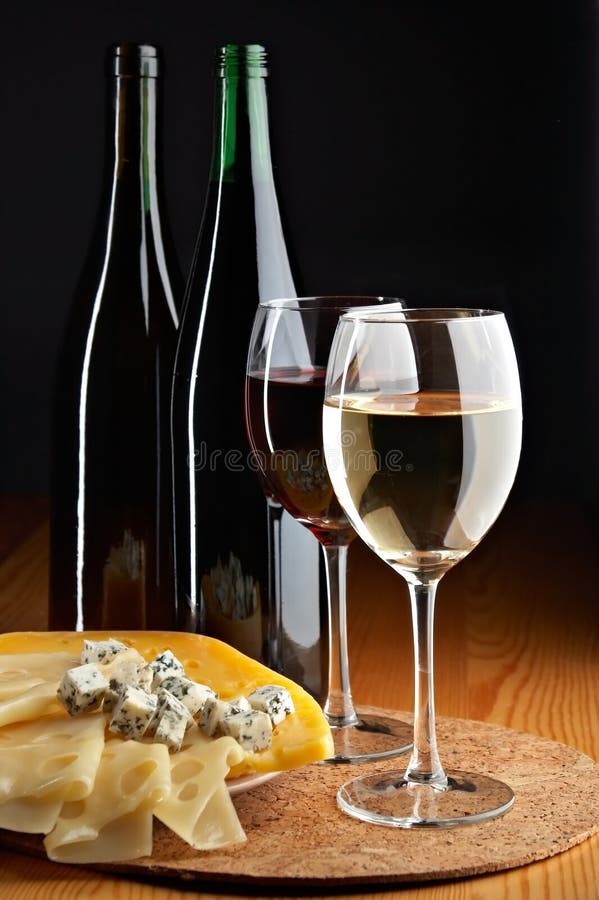 Noch Leben mit den Käse-, Roten und weißenweinen lizenzfreie stockfotografie Noch Leben mit den Käse-, Roten und weißenweinen lizenzfreie stockfotografie
