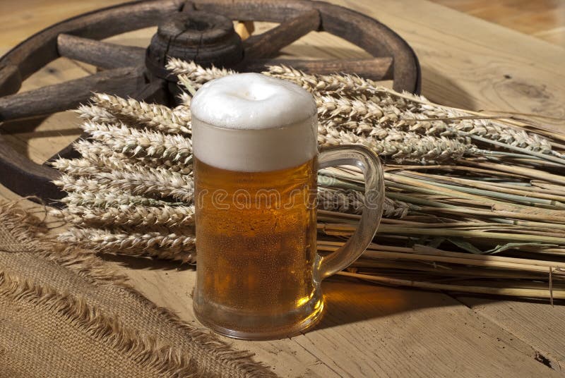 Noch-Lebensdauer mit Bier lizenzfreie stockfotos Noch-Lebensdauer mit Bier lizenzfreie stockfotos