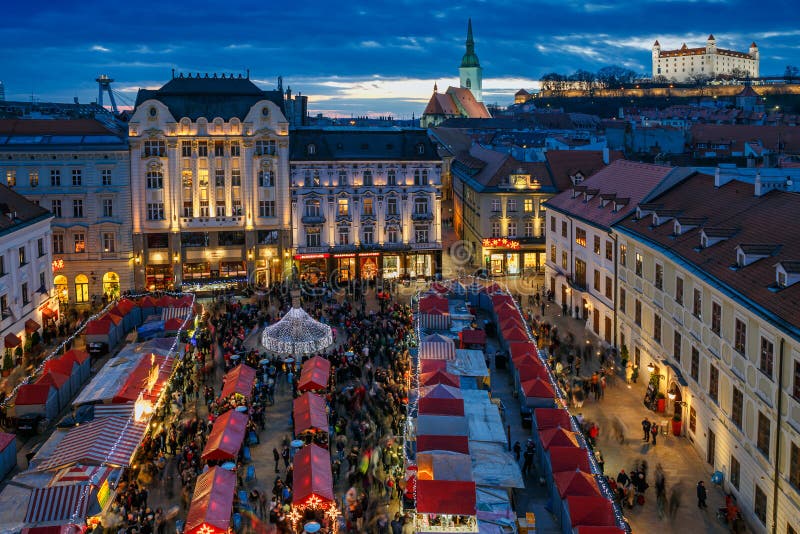 Noche de Bratislava, mercado navideño foto de archivo Noche de Bratislava, mercado navideño foto de archivo