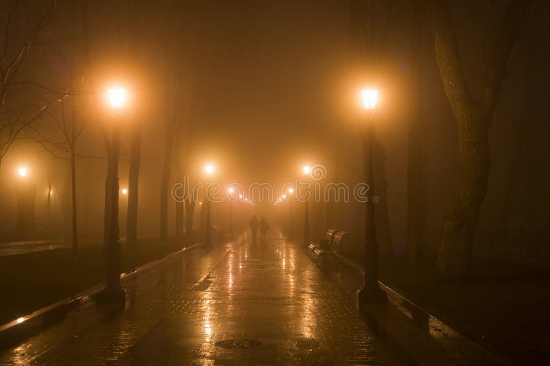 Noche De Niebla De Parque De Parejas En Kiev Foto de archivo - Imagen de fondo, exterior: 170465222 Noche De Niebla De Parque De Parejas En Kiev Foto de archivo - Imagen de fondo, exterior: 170465222