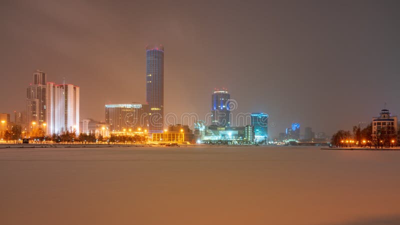 Noche del invierno en los bancos de la charca en el centro de ciudad fotografía de archivo libre de regalías Noche del invierno en los bancos de la charca en el centro de ciudad fotografía de archivo libre de regalías