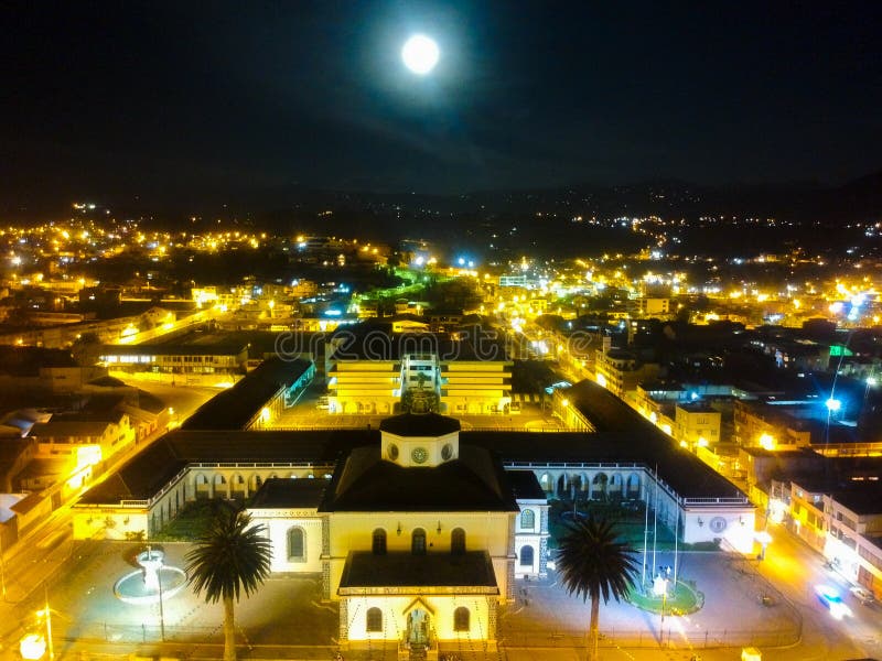Noche En La Ciudad De La Provincia Del Latacunga De Cotopaxi