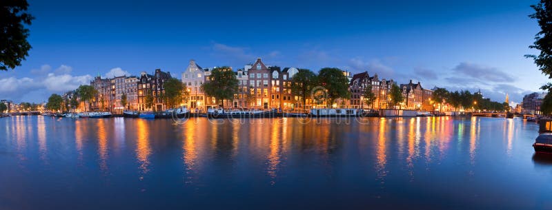 Noche estrellada, escena tranquila del canal, Amsterdam, Holanda imágenes de archivo libres de regalías Noche estrellada, escena tranquila del canal, Amsterdam, Holanda imágenes de archivo libres de regalías