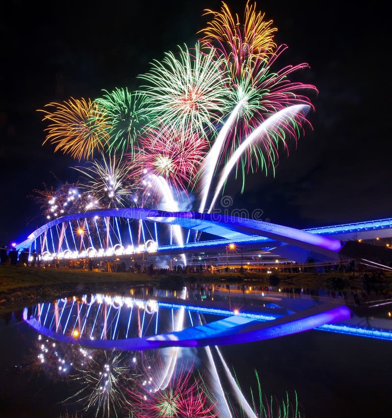 Noche hermosa de los fuegos artificiales en Taiwán imágenes de archivo libres de regalías Noche hermosa de los fuegos artificiales en Taiwán imágenes de archivo libres de regalías