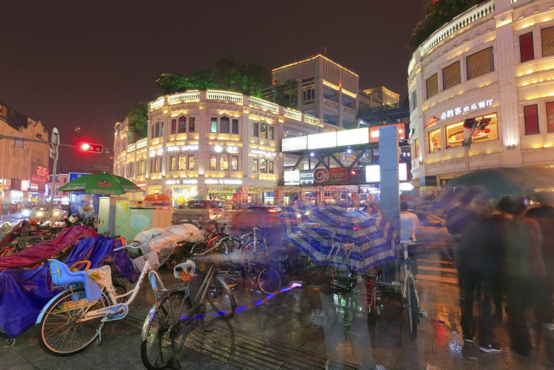 Noche lluviosa del camino del zhongshanlu fotografía de archivo Noche lluviosa del camino del zhongshanlu fotografía de archivo