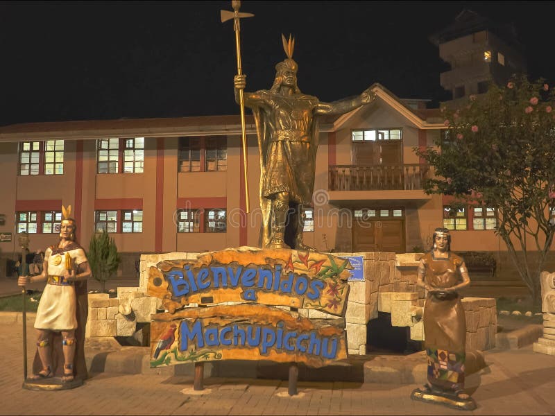 Noche tirada de la estatua del pachacuti en calientes de los aguas fotos de archivo Noche tirada de la estatua del pachacuti en calientes de los aguas fotos de archivo
