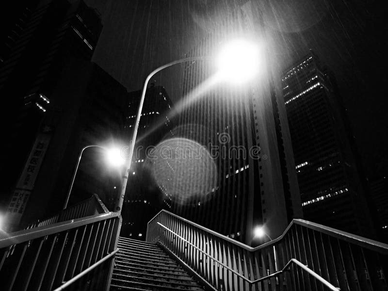 Nocna ulica miejska z oświetleniem i schodami