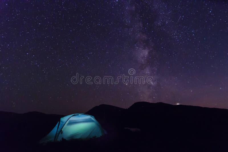 Nocne niebo z gwiazdami i Drogą Mleczną w górach obrazy stock Nocne niebo z gwiazdami i Drogą Mleczną w górach obrazy stock