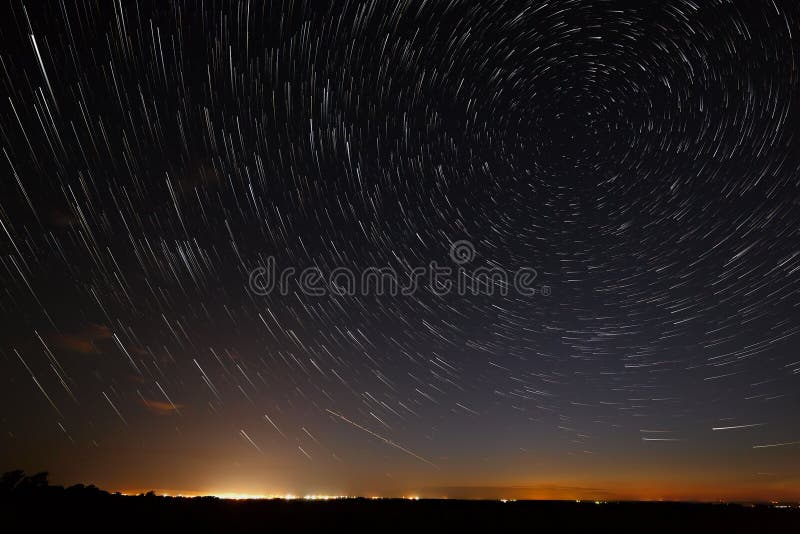 Nocne niebo z jaskrawymi gwiazda śladami Astrofotografia zewnętrzny sp obraz stock Nocne niebo z jaskrawymi gwiazda śladami Astrofotografia zewnętrzny sp obraz stock